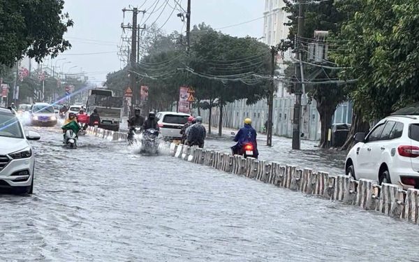 Mưa lớn, nhiều hồ ở phía nam Khánh Hòa đang điều tiết nước qua tràn