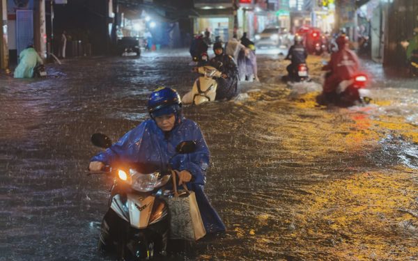 Mưa lớn, nhiều tuyến đường TP.HCM ngập nặng, người dân chật vật về nhà