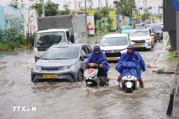 Mưa lớn, nhiều tuyến đường trung tâm Thành phố Hồ Chí Minh ngập sâu