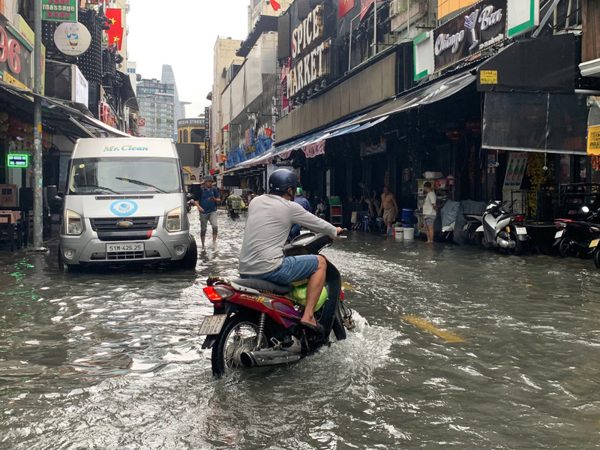 Mưa lớn, nhiều tuyến đường trung tâm TPHCM ngập sâu