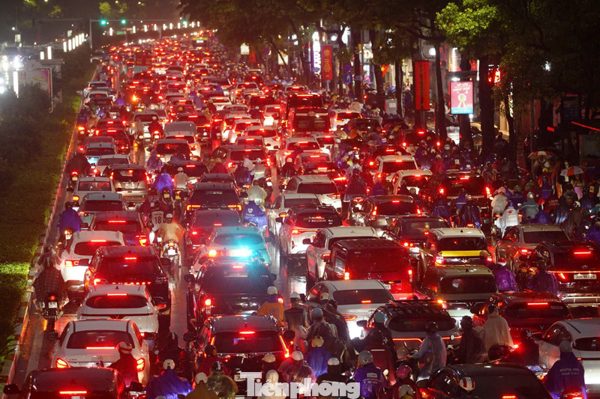Mưa lớn nhiều tuyến phố Hà Nội ngập cục bộ, giao thông ùn tắc diện rộng