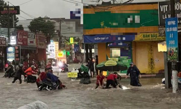 Mưa lớn, nước cuồn cuộn nhấn chìm nhiều tuyến đường ở Đồng Nai