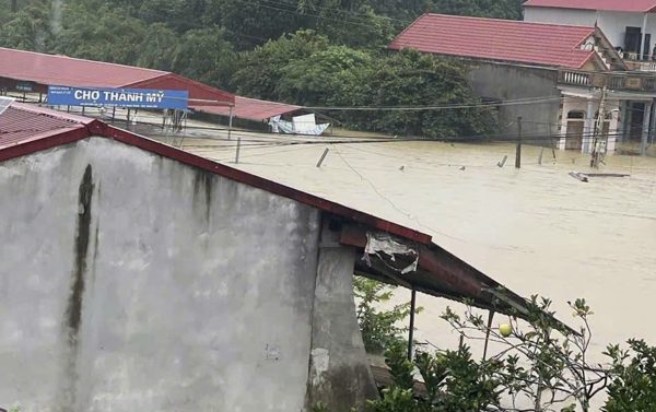 Mưa lớn, nước sông dâng 'nhấn chìm' chợ, ngập nửa nhà dân ở Thanh Hoá