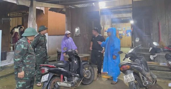 Mưa lớn ở Đà Nẵng, đất đá tràn ra đường, hàng chục hộ dân phải sơ tán