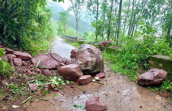 Mưa lớn ở Đà Nẵng khiến đá tảng lăn xuống đường, taluy chân đèo Liêu sạt lở