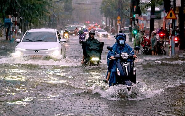 Mưa lớn ở Đồng Nai, nước từ hẻm tuôn như thác, nhiều tuyến đường ùn tắc