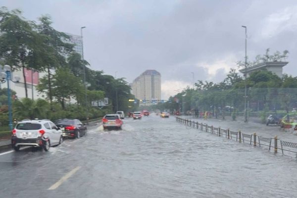 Mưa lớn ở Hà Nội, nhiều khu vực xuất hiện điểm ngập