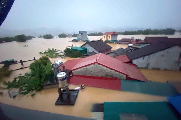 Mưa lớn ở Lạng Sơn: Nước dâng gần 2m, hơn 2.600 người được sơ tán trong đêm