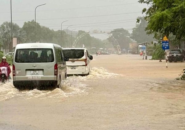 Mưa lớn ở Nghệ An, nhiều tuyến đường ngập sâu, giao thông chia cắt