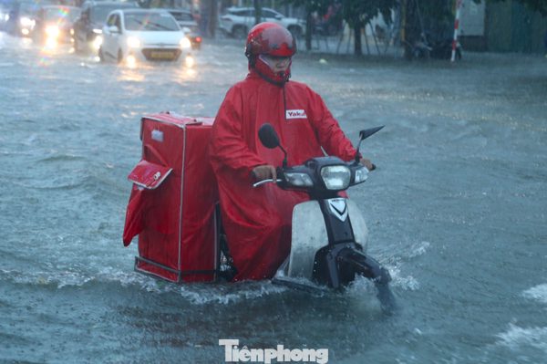 Mưa lớn ở Nghệ An: Phố biến thành ‘sông’, ô tô, xe máy chết máy hàng loạt