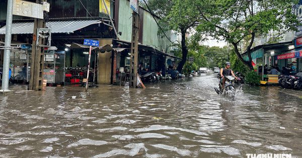 Mưa lớn ở TP.HCM chiều 31.10: Quốc lộ 50 ngập sâu, khu dân cư Bình Hưng mênh mông nước