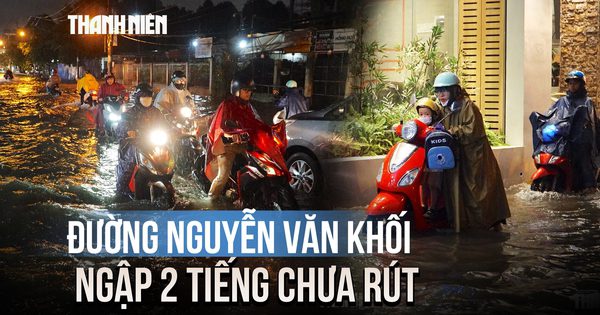 Mưa lớn ở TP.HCM, đường Nguyễn Văn Khối ngập hơn nửa mét suốt 2 tiếng chưa rút