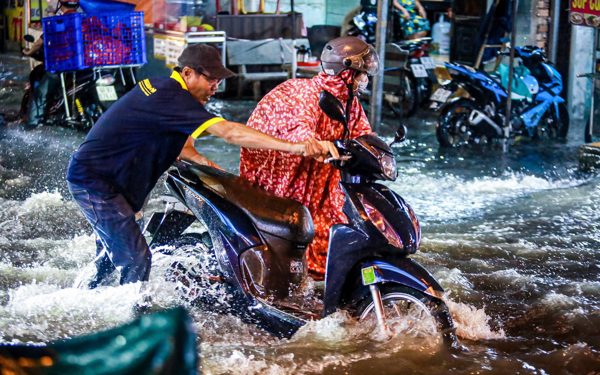 Mưa lớn ở TP.HCM ngày càng dồn dập, có gì bất thường?