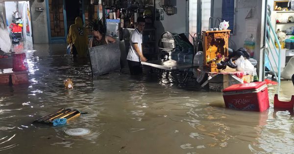 Mưa lớn ở TP.HCM: Nhiều người trắng đêm thấp thỏm, dọn nước ngập vào nhà