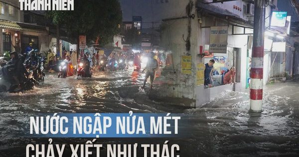 Mưa lớn ở TP.HCM, nước cuồn cuộn khiến người dân 'mắc kẹt' giữa giờ tan tầm