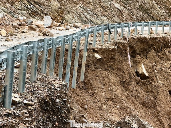 Mưa lớn phá nát tuyến đường hơn 470 tỷ vừa thông xe được 3 tháng