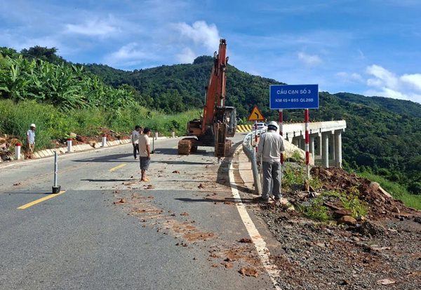 Mưa lớn, Quốc lộ 28B qua Lâm Đồng bị sụt trượt, xuất hiện vết nứt tim đường