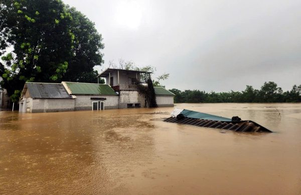 Mưa lớn, sông Bùi dâng cao, hàng trăm người dân Hà Nội sơ tán khẩn cấp