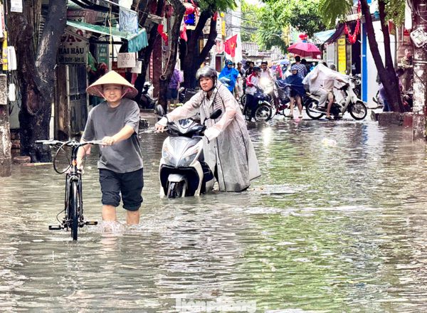 Mưa lớn suốt đêm, nhiều tuyến phố Hà Nội ngập trong giờ cao điểm