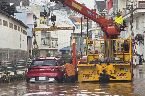 Mưa lớn tại Đà Lạt gây ngập sâu đến 1m, ô tô chết máy