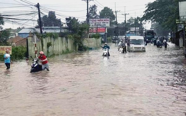 Mưa lớn, triều cường, dân Đồng Nai sáng sớm bì bõm lội nước đi làm