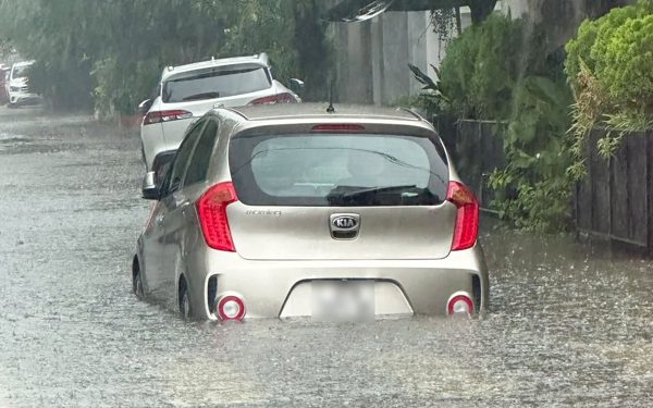 Mưa lớn, trung tâm Vinh ngập hơn nửa mét, hàng loạt ô tô chết máy phải gọi cứu hộ