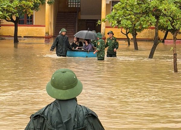 Mưa lớn, trường ngập sâu, bộ đội dùng thuyền thúng sơ tán giáo viên và học sinh