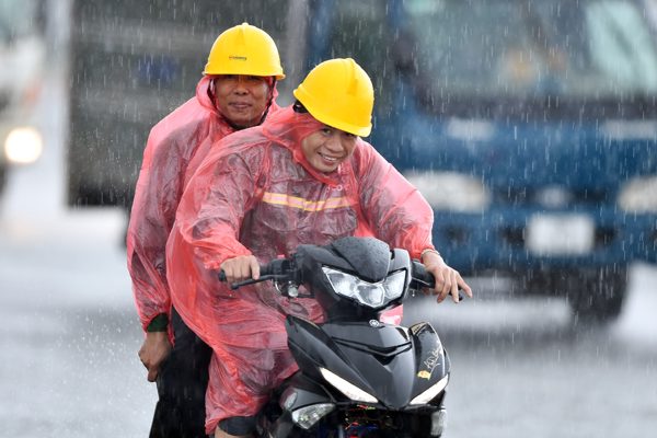 Mưa lớn trút xuống miền Bắc dồn dập, Hà Nội cũng là tâm điểm