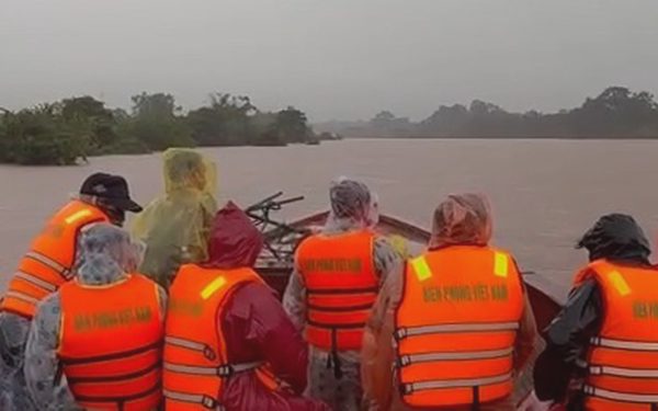 Mưa lũ dâng nhanh trong đêm, Quảng Trị di dời hàng trăm hộ dân ở xã biên giới
