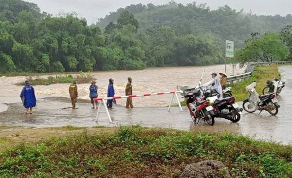 Mưa lũ khiến 3 người mắc kẹt trong hang đá ở Phú Thọ
