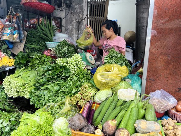 Mưa ngập kéo dài khiến giá rau TP.HCM tăng mạnh, người tiêu dùng thêm áp lực