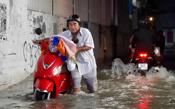 Mưa ngớt, nước trên đường Phan Huy Ích lại tiếp tục dâng lên