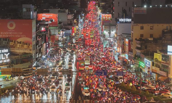 Mưa như trút giờ tan tầm, giao thông TP HCM tê liệt