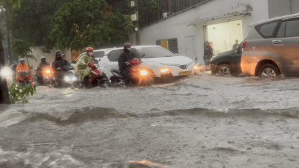Mưa như trút nước, nhiều tuyến đường khu Đông TPHCM ngập sâu