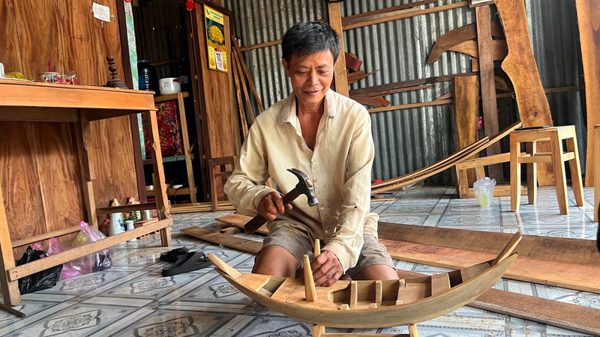 Mùa nước nổi ở làng nghề đóng xuồng trăm tuổi