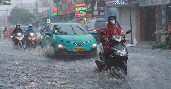 'Mưa rồi, mọi người về sớm nhé': Lời nhắn tâm lý của nhiều công ty ở TP.HCM
