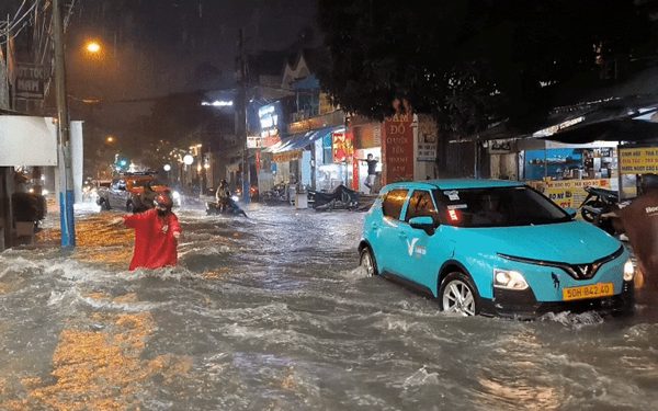 Mưa tại TP.HCM: Nước cuồn cuộn như thác, xô ngã người đi trên đường Lý Tế Xuyên