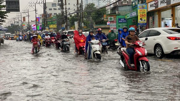Mưa tầm tã chiều 22/9, nhiều tuyến đường ở TPHCM biến thành sông