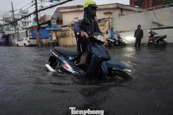 Mưa tầm tã giờ tan tầm, nhiều tuyến đường ở TPHCM ngập sâu