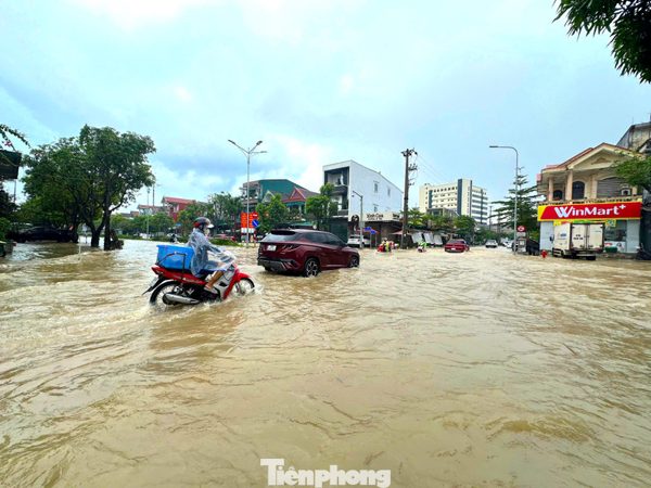 Mưa tầm tã ngày đêm, cảnh báo nguy cơ ngập lụt cục bộ tại Hà Tĩnh