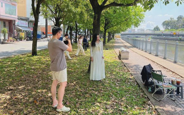 Mùa thu chỉ còn lá xanh, bạn trẻ vẫn chụp ảnh TP.HCM 'về chỉnh lại cũng được'