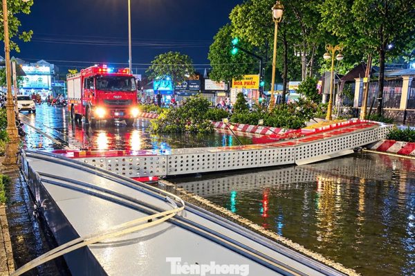 Mưa to, gió giật đổ sập cổng chào cao 5m ở TPHCM