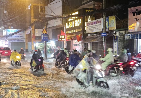Mưa to kèm sấm chớp, người dân TP. HCM bì bõm vượt sóng nước về nhà