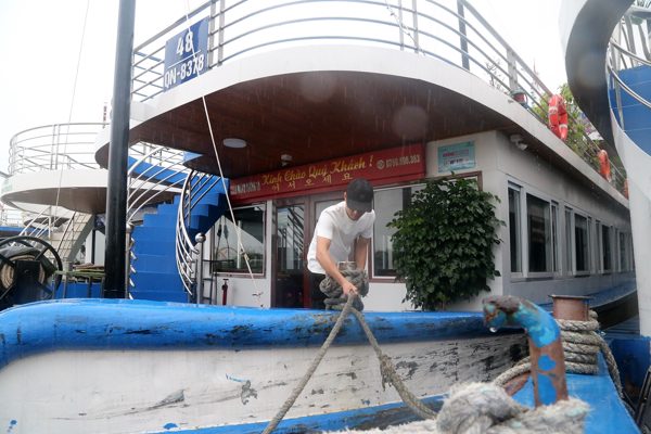 Mưa trắng trời, hàng loạt tàu du lịch được chằng néo tránh bão số 4