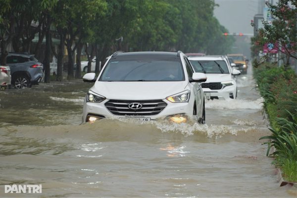 Mưa trắng trời ở Hà Tĩnh, Quảng Trị, giao thông hỗn loạn trên đường ngập