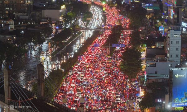 Mưa trắng trời TP HCM, giao thông tê liệt, người dân chật vật