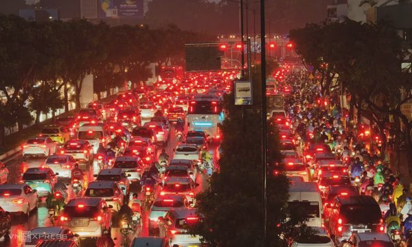 Mưa trắng trời TP HCM, giao thông ùn tắc, người dân chật vật