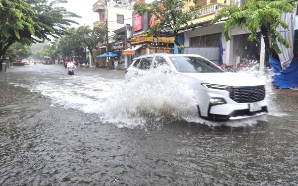 Mưa trút liên tục, đường phố Tam Kỳ ở Đà Nẵng lênh láng nước
