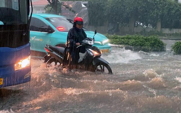 Mưa từ chiều đến tối, nhiều tuyến đường ở Đồng Nai chìm trong nước