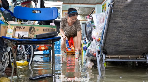 Mưa từ chiều tối, đến trưa hôm sau nhiều nhà dân ở TPHCM vẫn ngập
